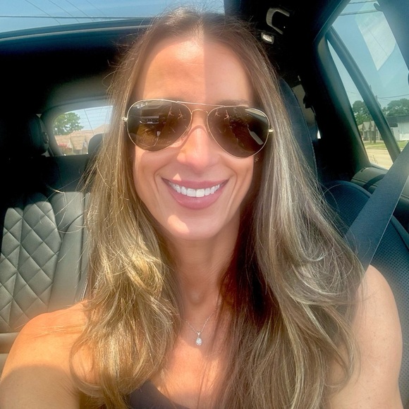 Meet your Posher, Laura - Picture 1 of 2